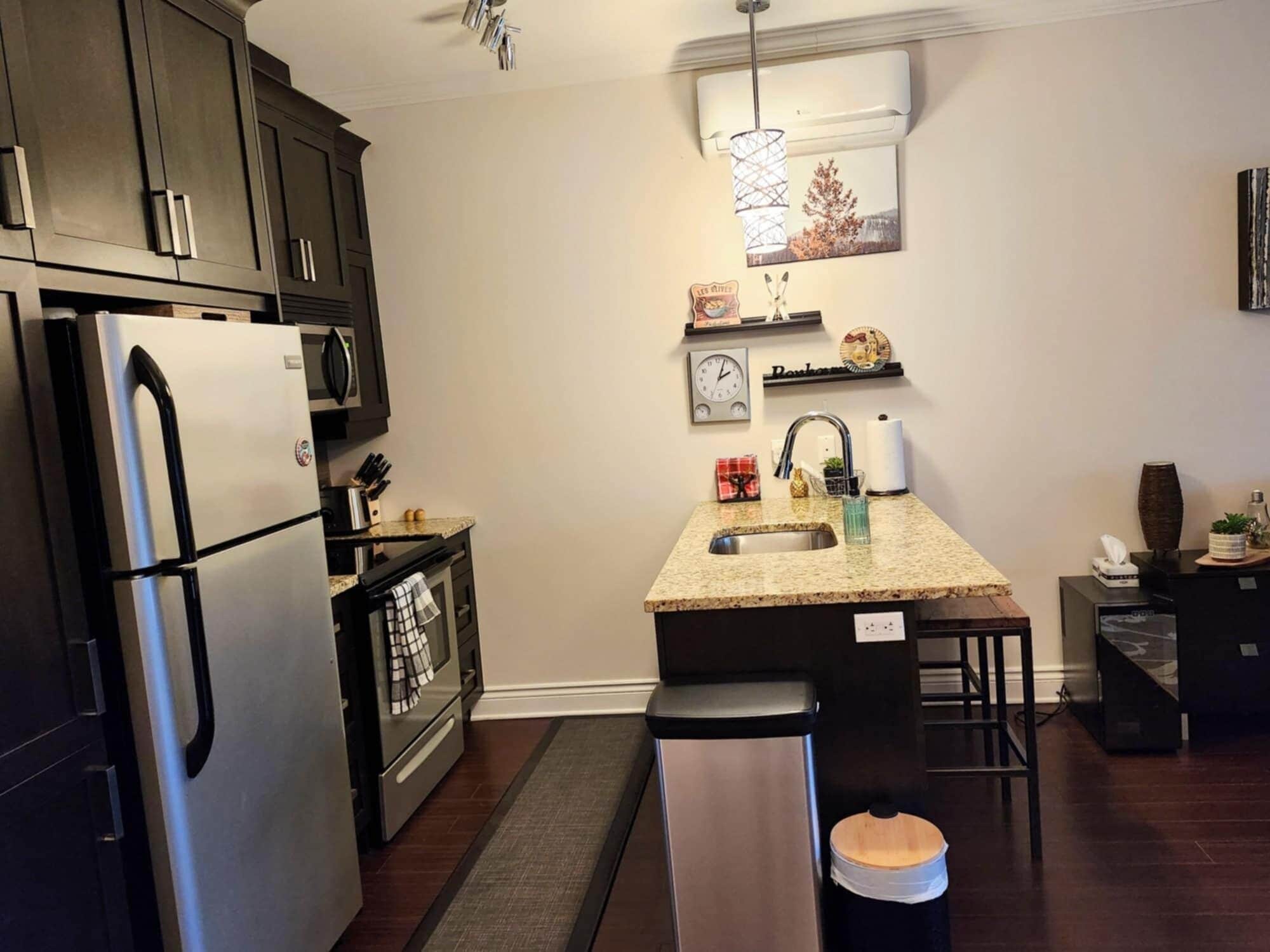 full-sized fridge, microwave, oven, stovetop