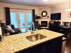 สมาร์ททีวี 55 นิ้ว พร้อมช่องเคเบิล, Netflix, เครื่องเล่นดีวีดี