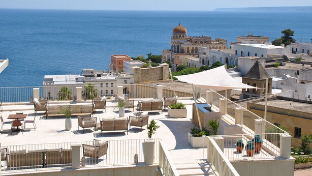 A rooftop terrace with outdoor seating and a view of the sea. - Est Hotel (Santa Cesarea Terme)