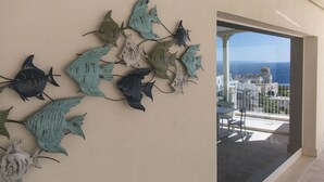 A wall with a decorative fish sculpture. - Est Hotel (Santa Cesarea Terme)