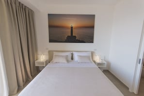 Chambre Supérieure, balcon, vue mer | Minibar, coffres-forts dans les chambres, bureau, Wi-Fi gratuit