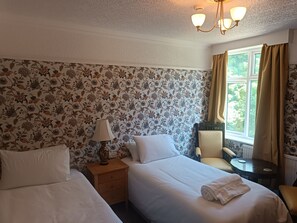 WiFi (無料)、ベッドシーツ