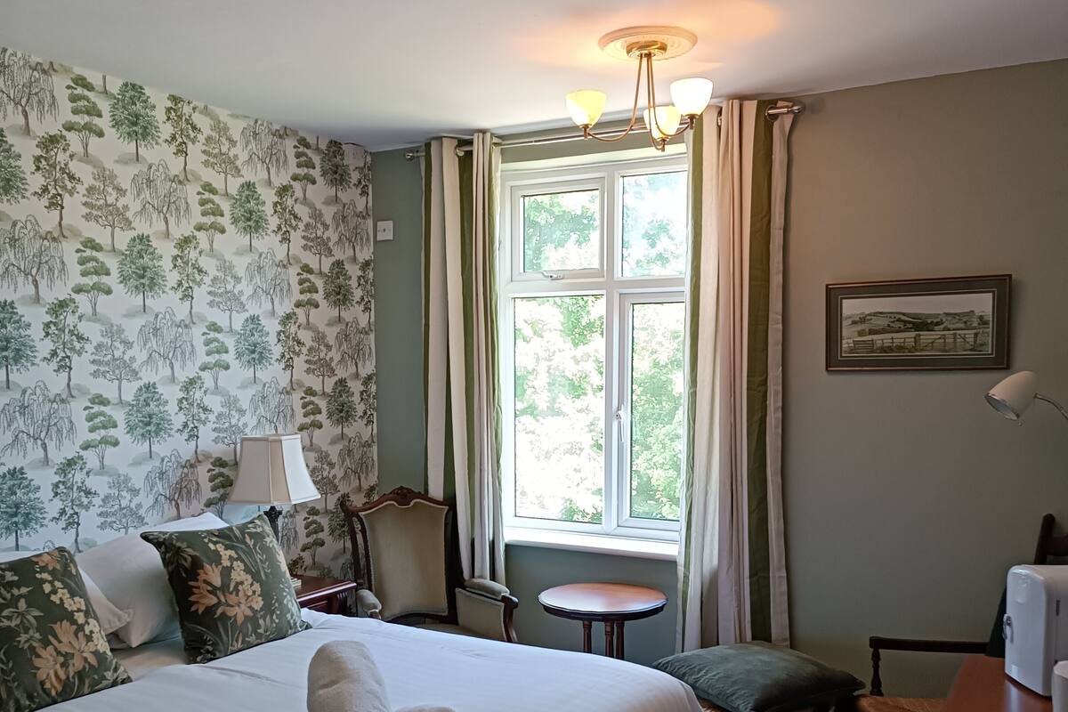 Quarto casal (Room 2) | Wi-Fi de cortesia, roupa de cama