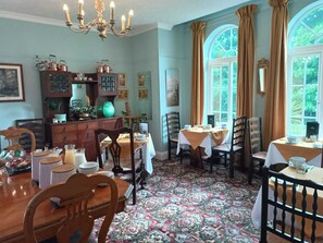 WiFi (無料)、ベッドシーツ