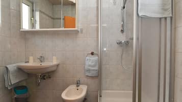 Shower, free toiletries, towels
