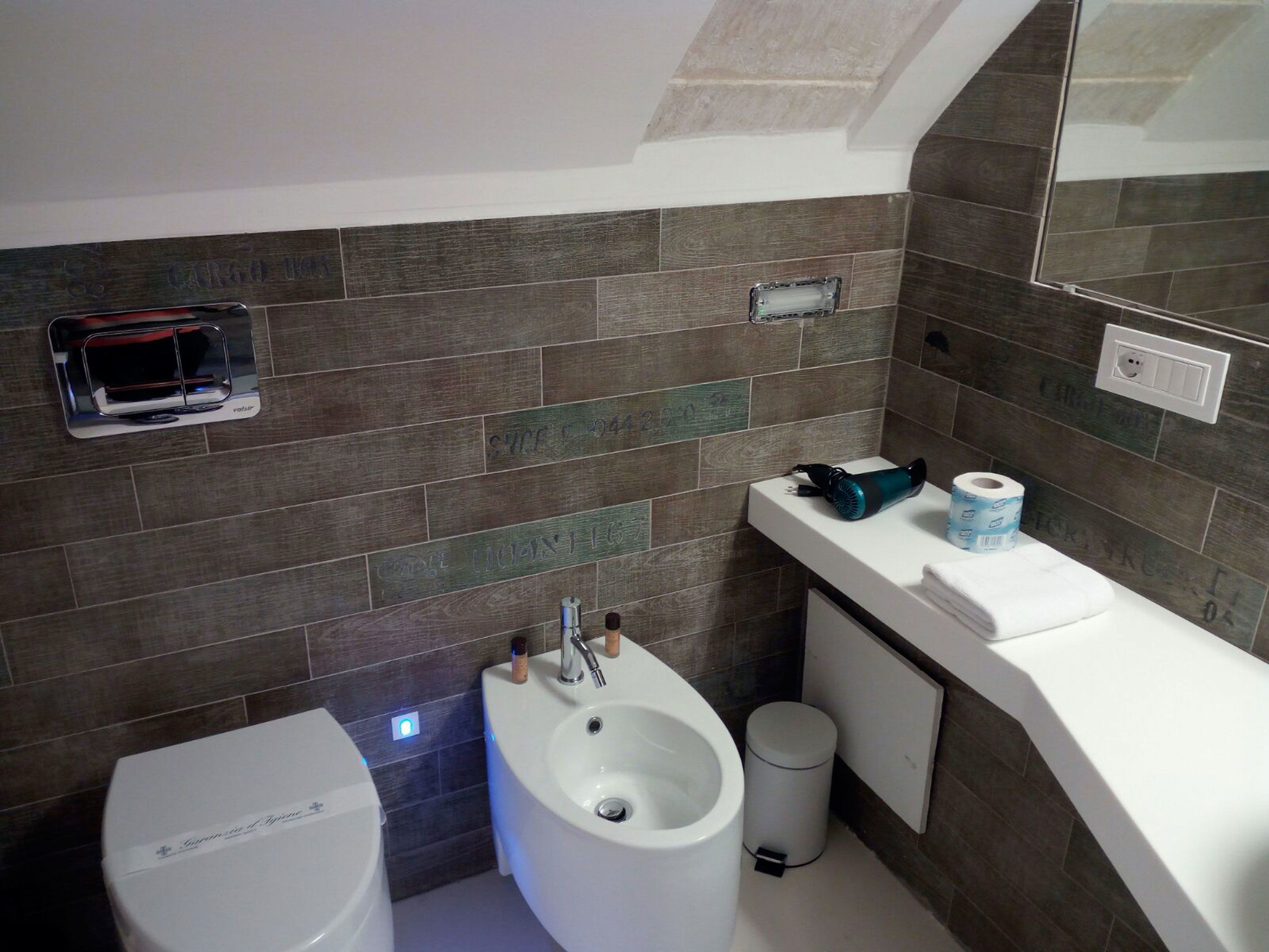 classic single room | bathroom | shower, rainfall showerhead, free toiletries, hair dryer