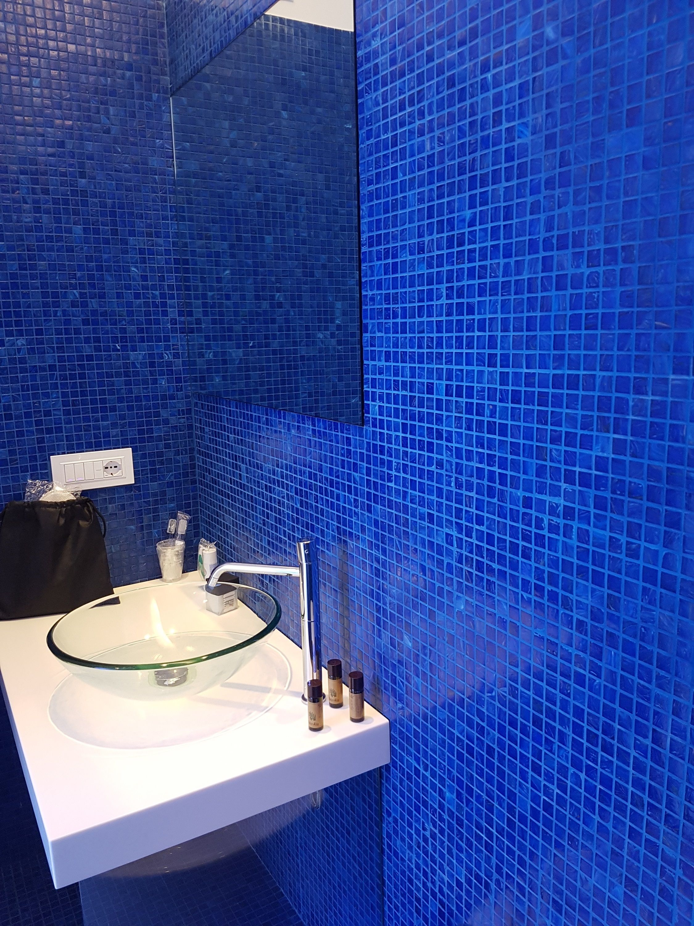 shower, rainfall showerhead, free toiletries, hair dryer