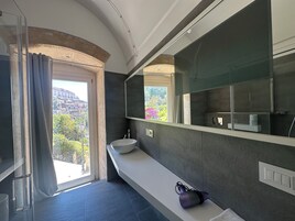 Klassieke tweepersoonskamer | Badkamer | Een douche, een regendouche, gratis toiletartikelen, een haardroger