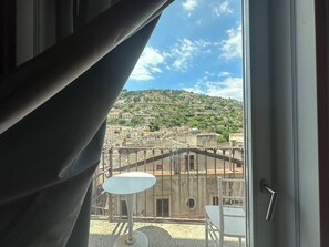 Habitación clásica con 1 cama matrimonial o 2 individuales | Vista a la ciudad