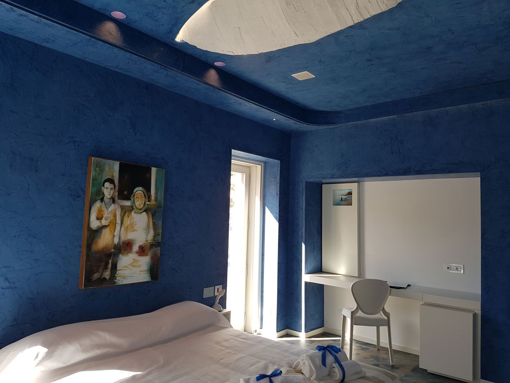Luxe beddengoed, donsdekens, een kluis op de kamer, een bureau
