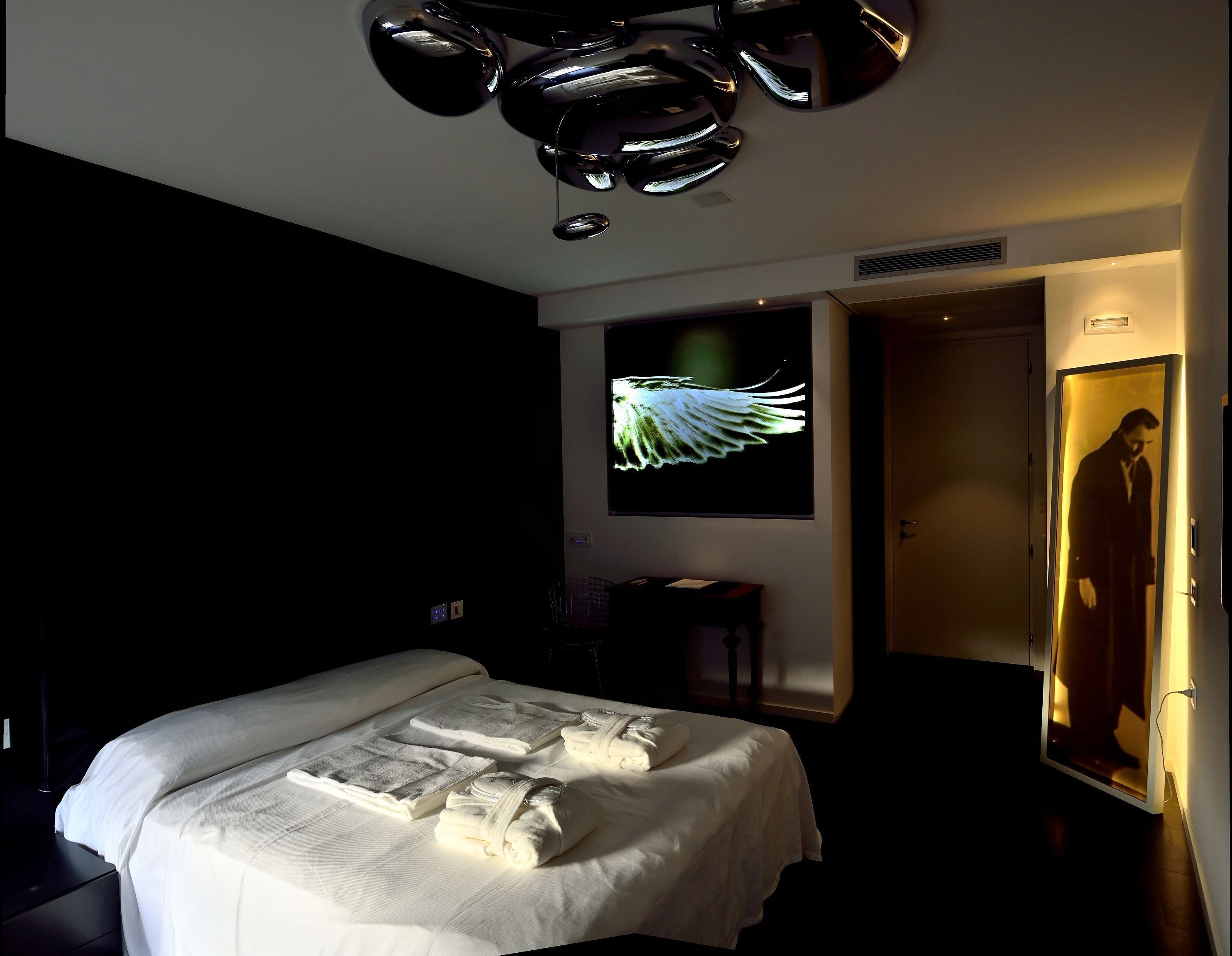 Luxe beddengoed, donsdekens, een kluis op de kamer, een bureau
