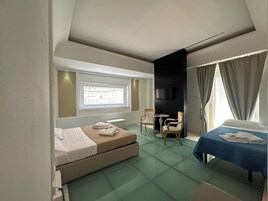 Superior kamer (Duomo view) | Luxe beddengoed, donzen dekbedden, een kluis op de kamer, een bureau
