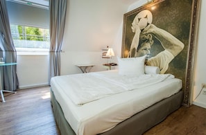 Economy Room, 1 Queen Bed