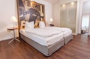 舒适客房, 1 张大床 | 防过敏的被褥、客房内保险箱、熨斗/熨板、免费 WiFi