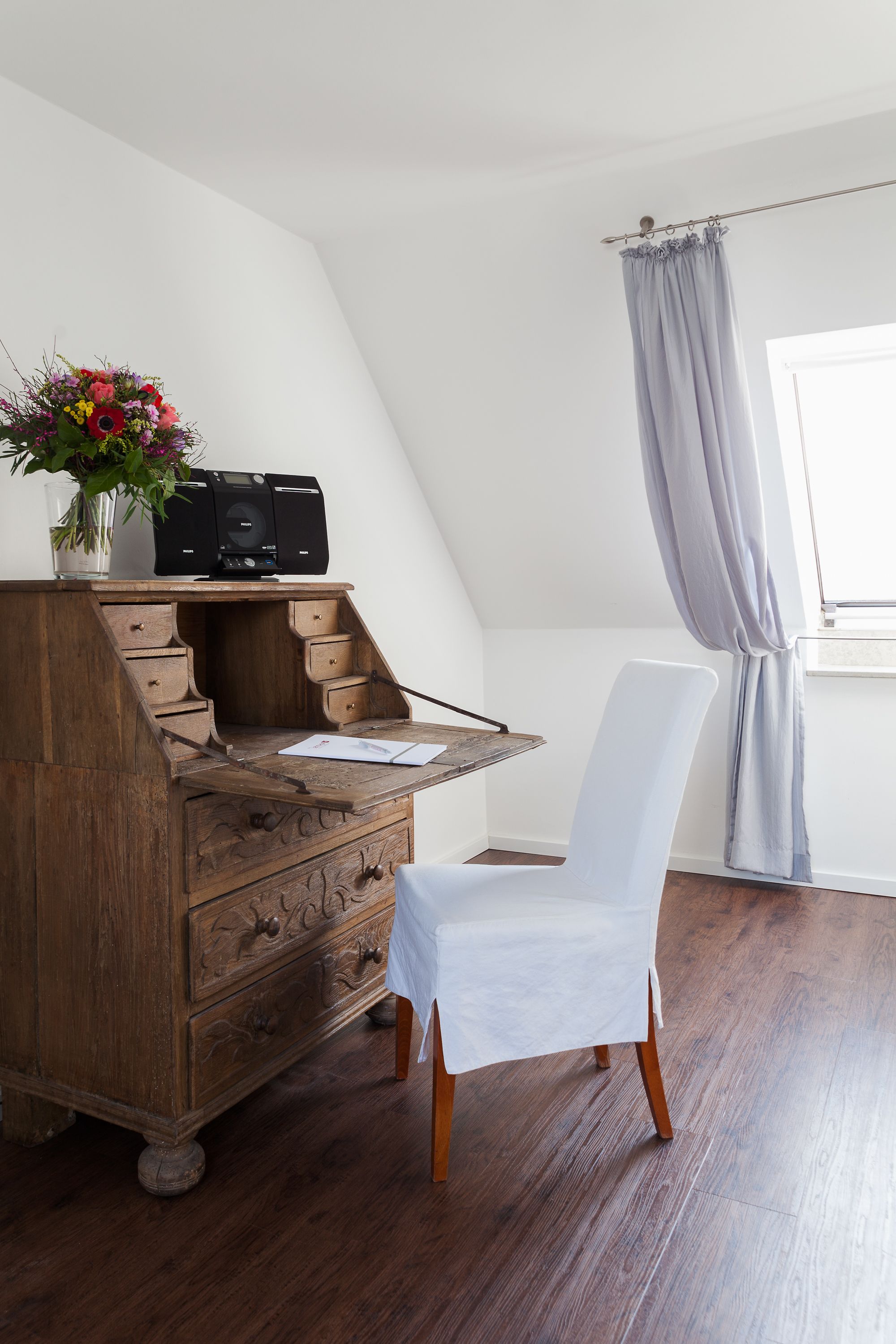 junior suite | living area | 35-inch flat-screen tv with cable channels, tv, ping pong