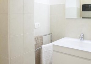 Studio | Bathroom sink - Alessia's Flat - Loreto (Milan)