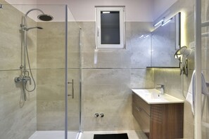 Shower, free toiletries, hair dryer, slippers - D&A Center Apartments (Pula)