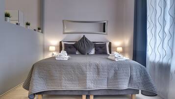 Deluxe studio (4) | Luxe beddengoed, een kluis op de kamer, een bureau, een laptopwerkplek