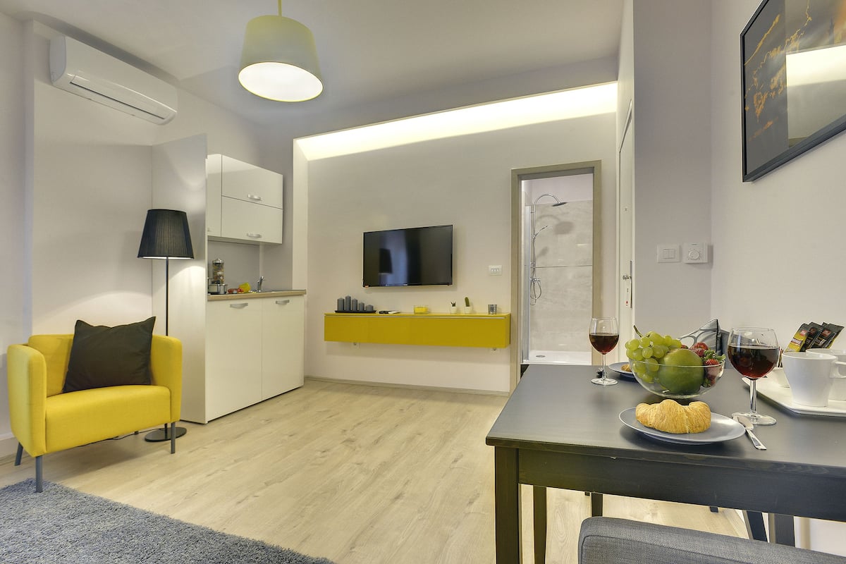 Estudio ejecutivo (5) | Ropa de cama de alta calidad y caja de seguridad en la habitación