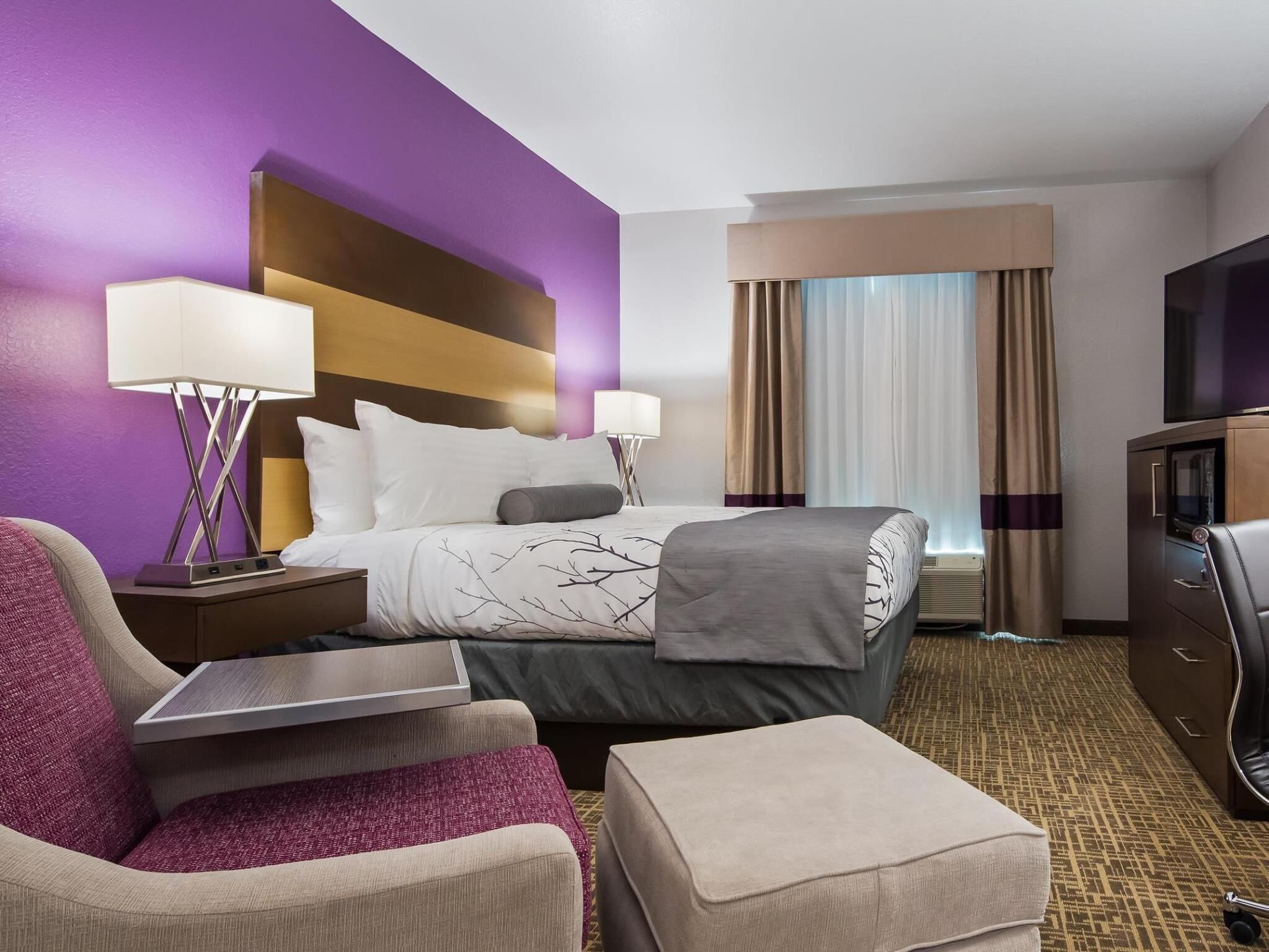 مكتب وتجهيزات عازلة للصوت ومكواة/لوح كي وواي فاي مجانًا