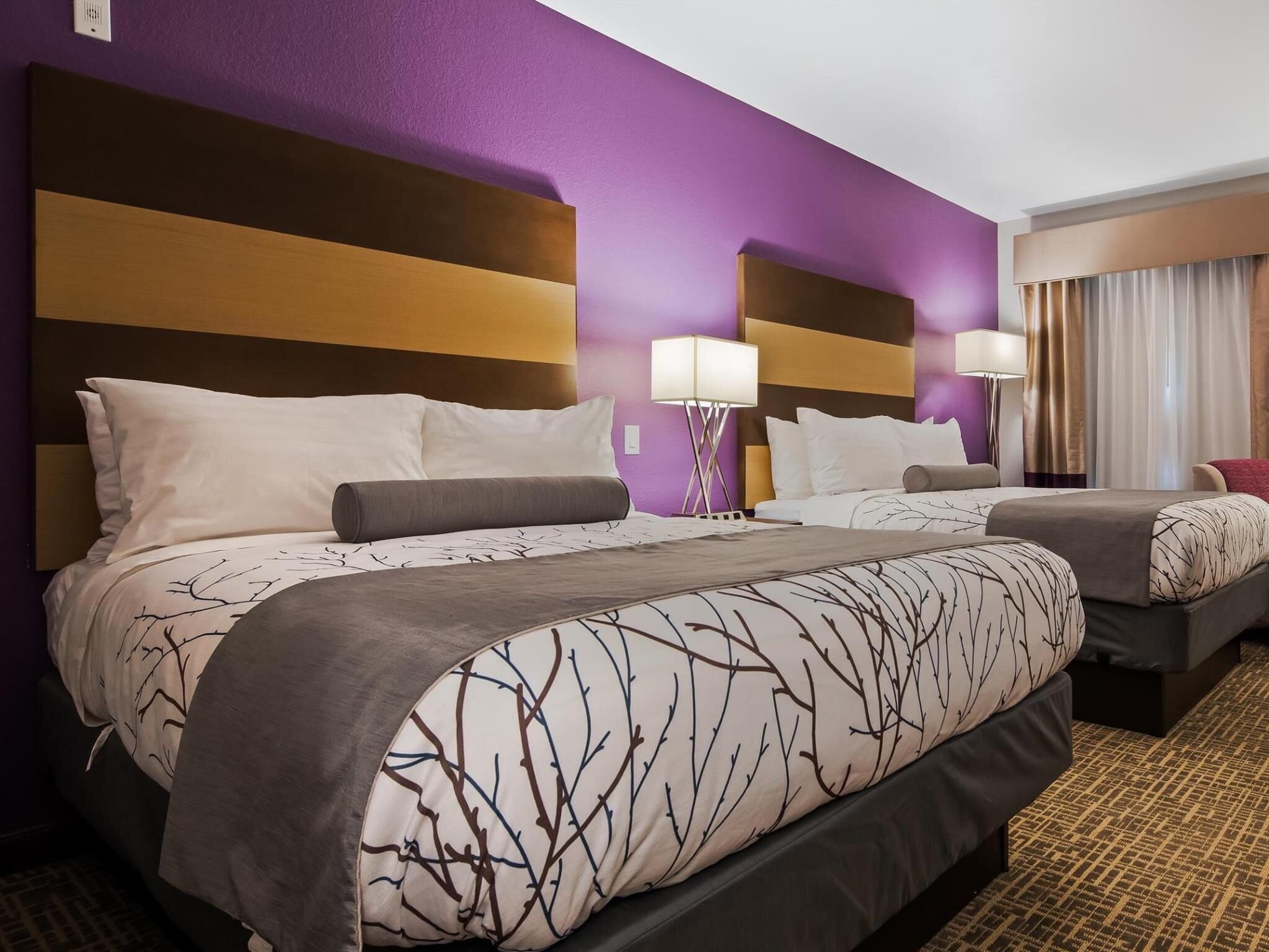 مكتب وتجهيزات عازلة للصوت ومكواة/لوح كي وواي فاي مجانًا