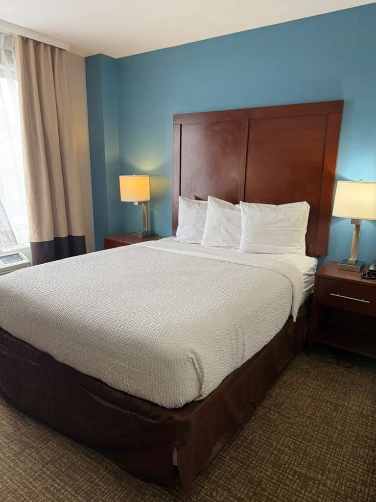 Chambre, 1 grand lit, non-fumeurs | 1 chambre, coffres-forts dans les chambres, bureau