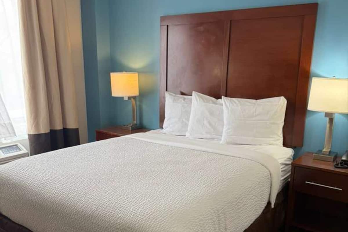 Zimmer, 1 Queen-Bett, Nichtraucher | 1 Schlafzimmer, Zimmersafe, Schreibtisch, laptopgeeigneter Arbeitsplatz