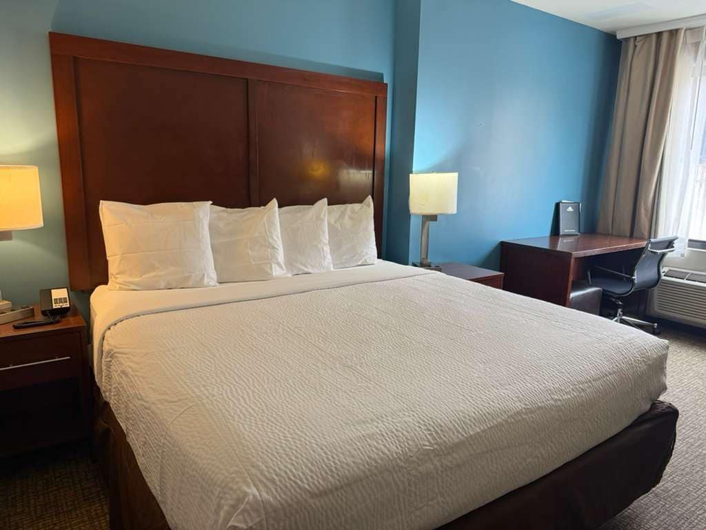 Chambre, 1 très grand lit, non-fumeurs | 1 chambre, coffres-forts dans les chambres, bureau