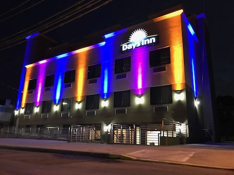 Πρόσοψη καταλύματος - απόγευμα/βράδυ