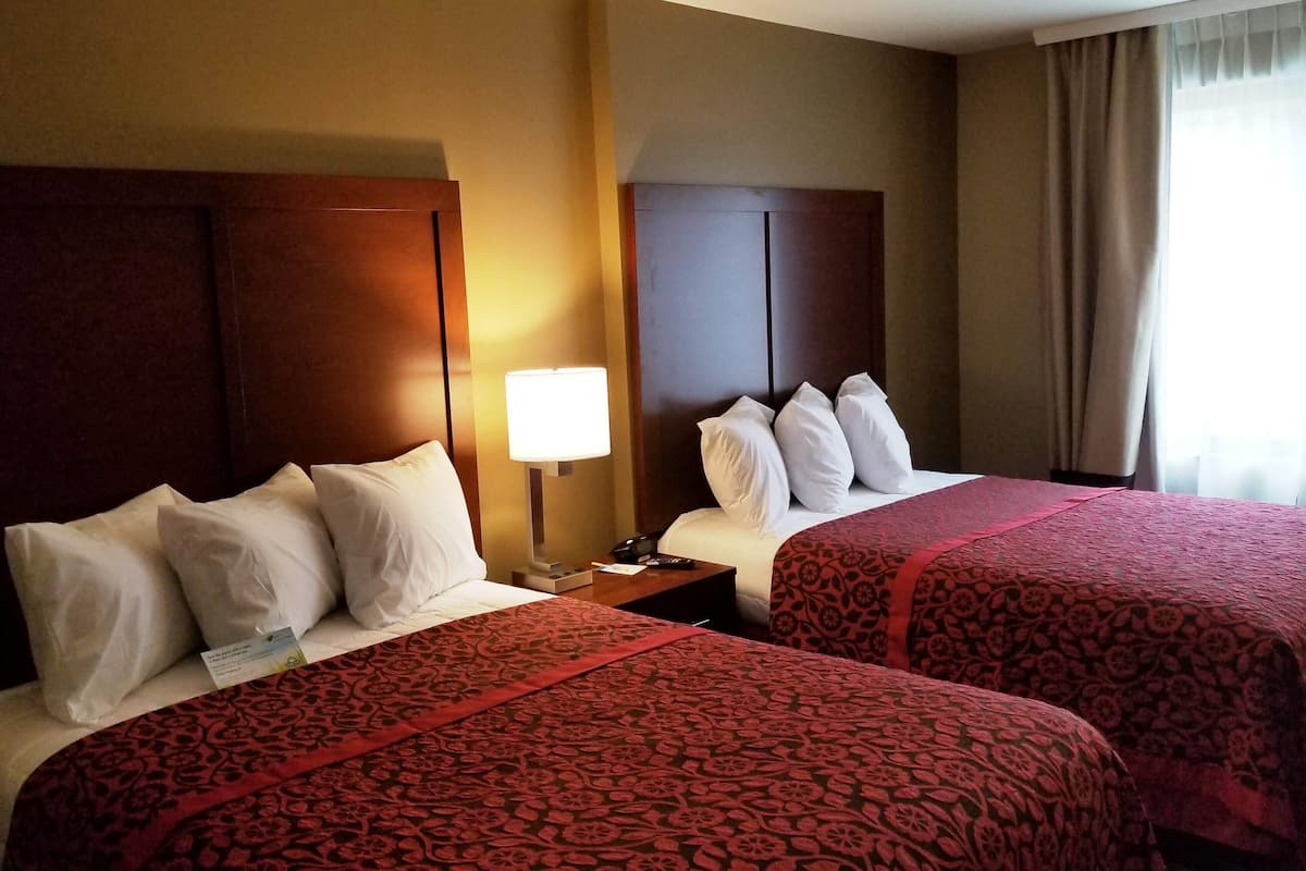 客房, 2 张大床, 无烟房 | 1 多间卧室、客房内保险箱、办公桌、笔记本电脑工作区