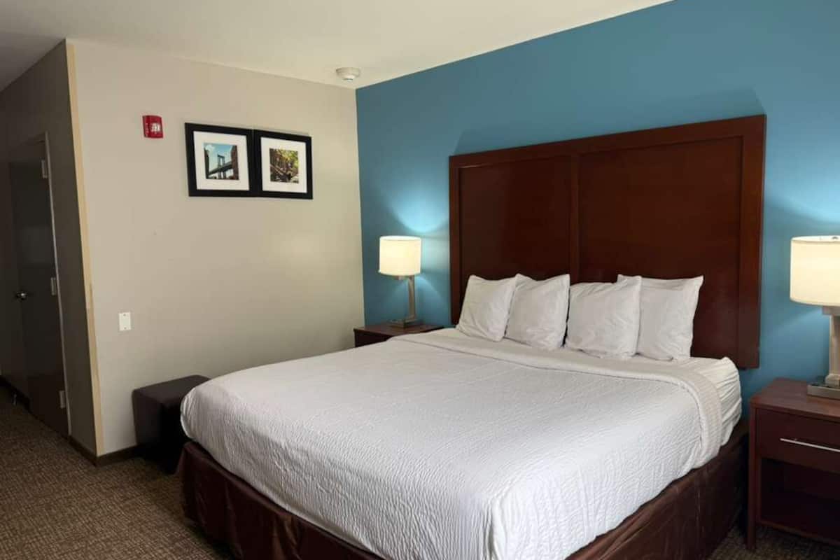 Zimmer, 1 King-Bett, barrierefrei, Nichtraucher (Bathtub) | 1 Schlafzimmer, Zimmersafe, Schreibtisch, laptopgeeigneter Arbeitsplatz