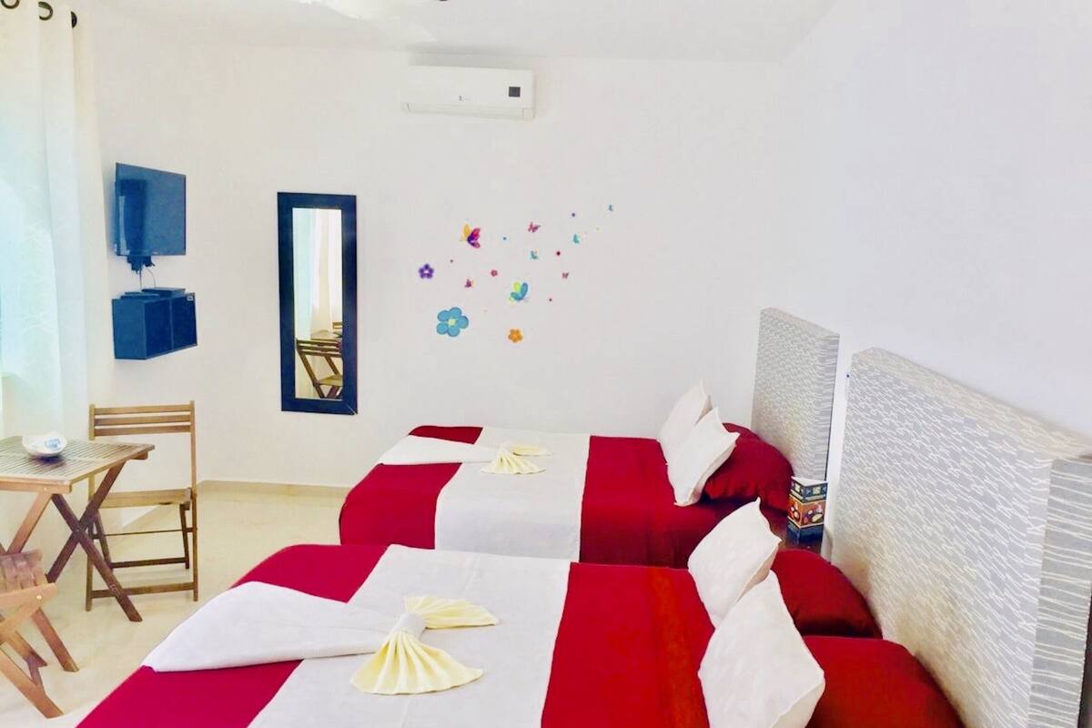 Familien-Vierbettzimmer | Minibar, Zimmersafe, Bügeleisen/Bügelbrett, kostenloses WLAN