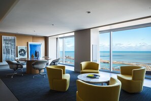 En 55-tommers LCD-TV med Parabol-TV samt TV og Netflix