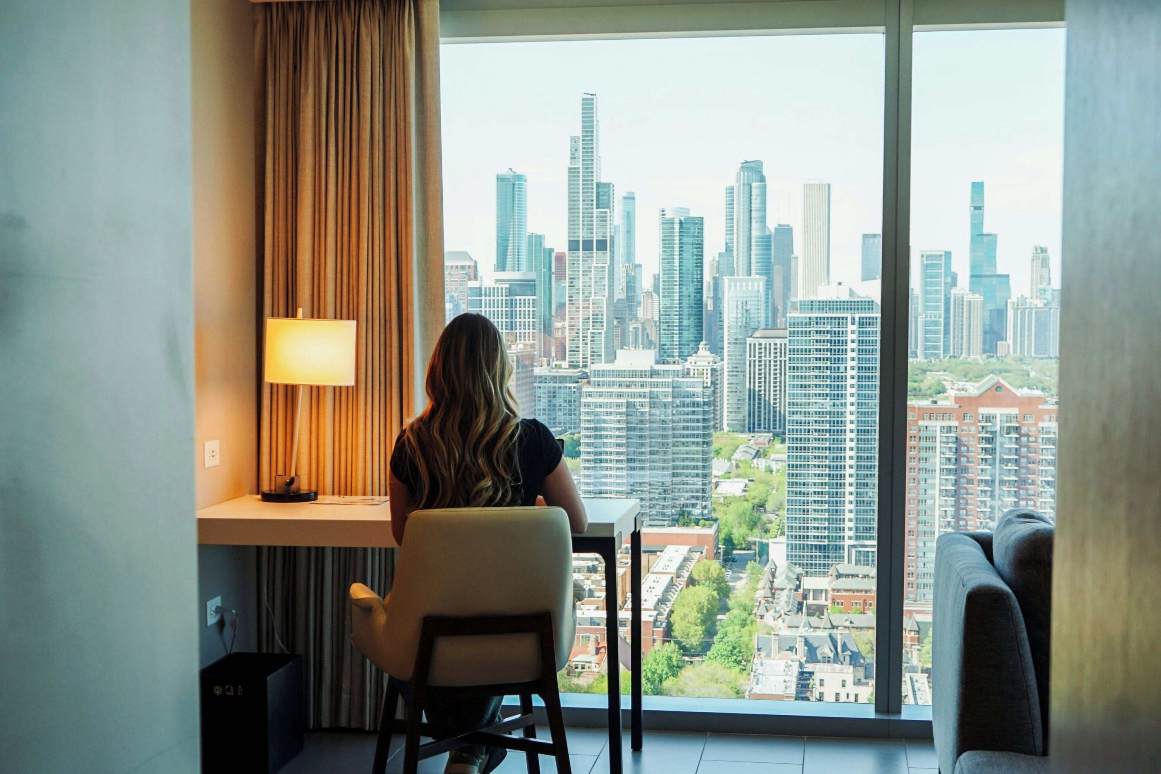 Bäddmadrasser, värdeförvaringsskåp på rummet och skrivbord