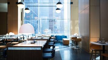 Se ofrece un desayuno completo todos los días (por un coste adicional)