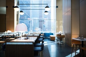 Päivittäinen täysi aamiainen maksusta