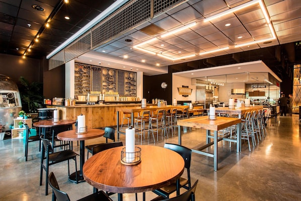 9 restaurants, breakfast, lunch, dinner served; American cuisine