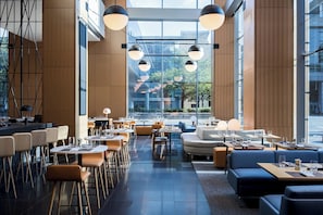 9 間餐廳；供應早餐、午餐和晚餐