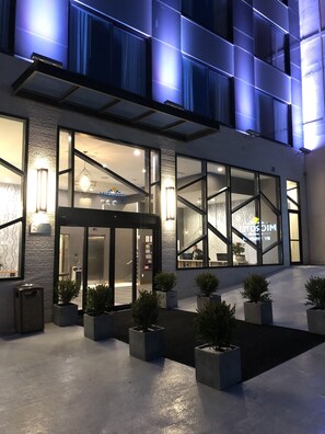 Vista frontal de la propiedad