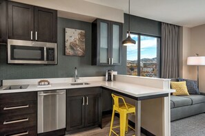 Kjøleskap, mikrobølgeovn, kokeplater og oppvaskmaskin