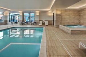 Una piscina techada, abierta desde las 06:00 hasta las 23:00, sombrillas