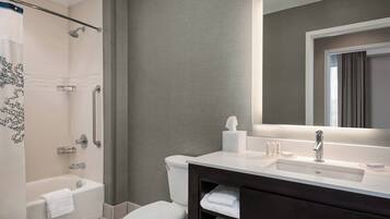 Un bagno moderno con vasca, water e lavabo.