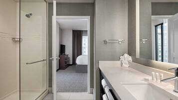 Baignoire et douche séparées, sèche-cheveux, serviettes fournies