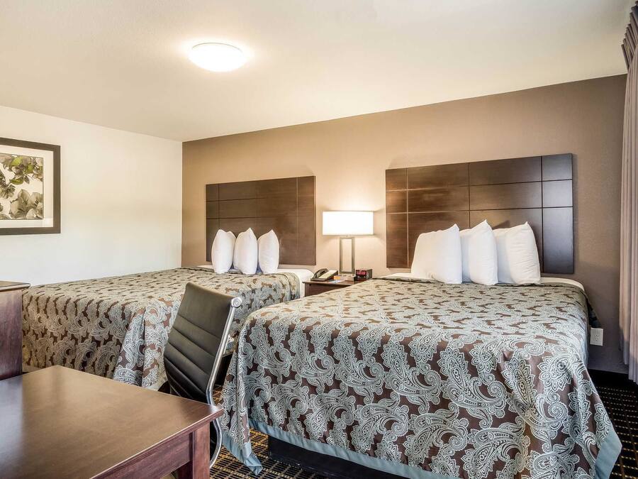 Rom – standard, 2 queensize-senger, ikke-røyk | Skrivebord, wi-fi (inkludert), sengetøy og vekkerklokke