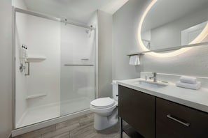 Tina con regadera, amenidades de baño gratuitas, secadora de cabello