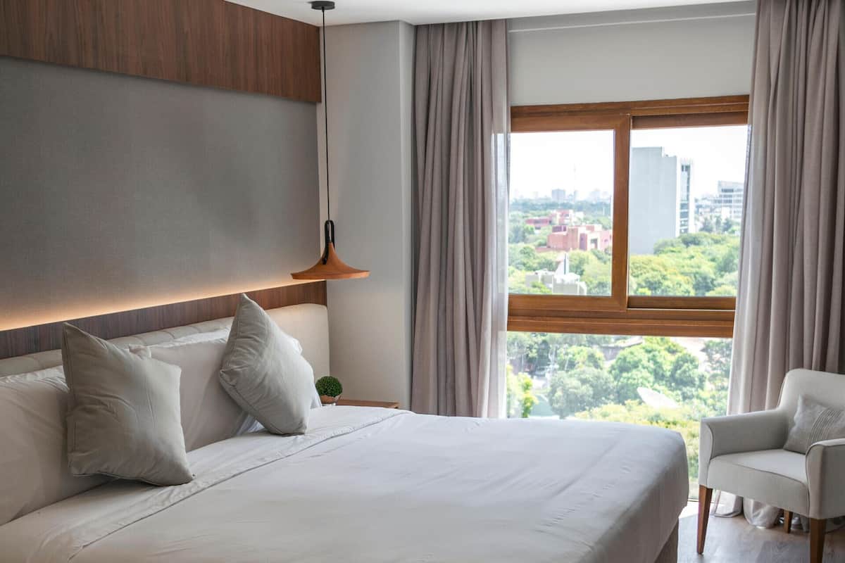 1 chambre, minibar, coffres-forts dans les chambres, bureau