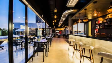 Quầy bar bên hồ bơi