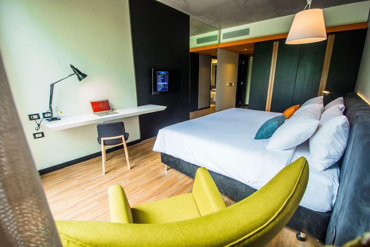 1 chambre, minibar, coffres-forts dans les chambres, bureau