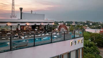 2 piscine all'aperto, lettini