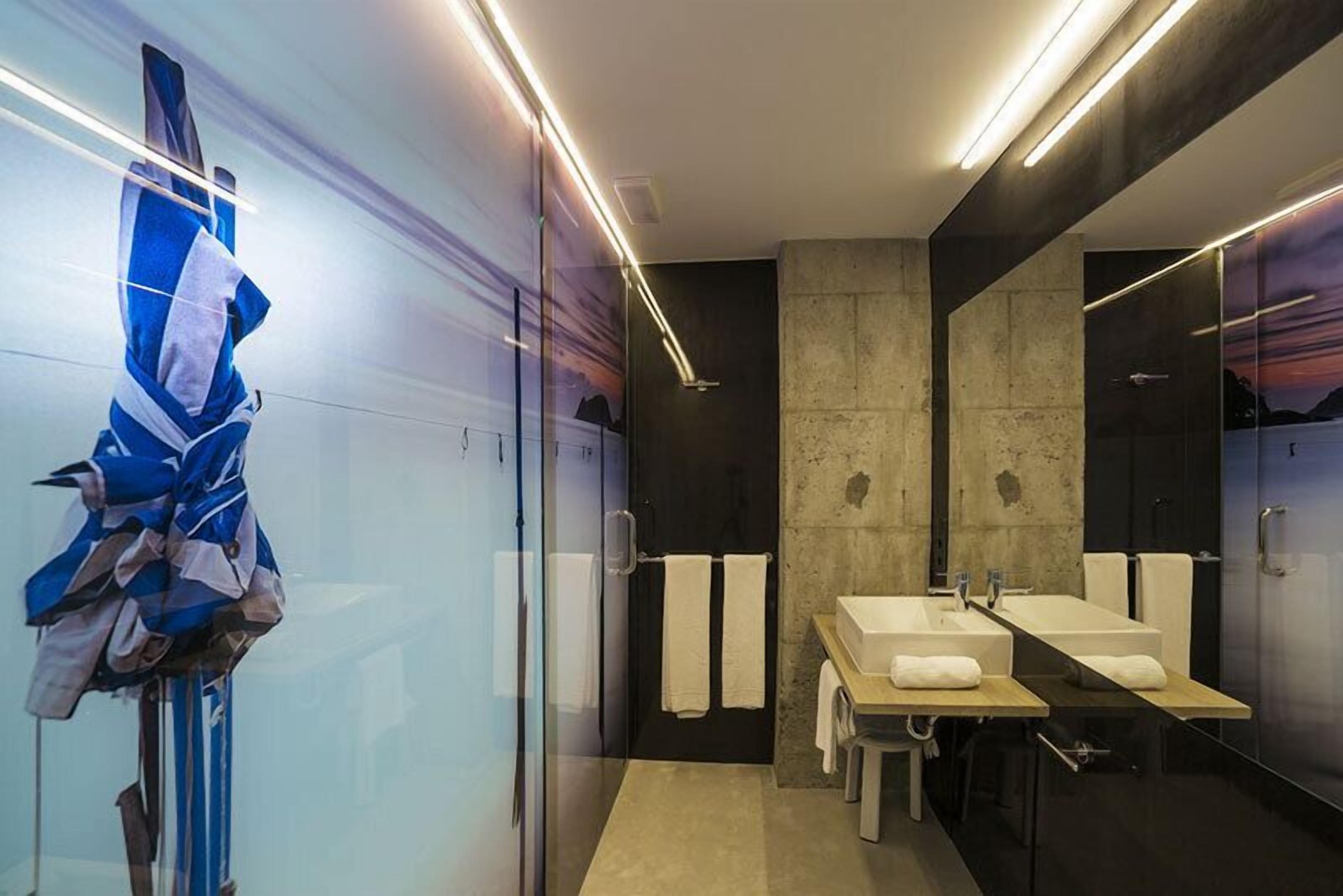 triple room | bathroom | shower, hair dryer, towels